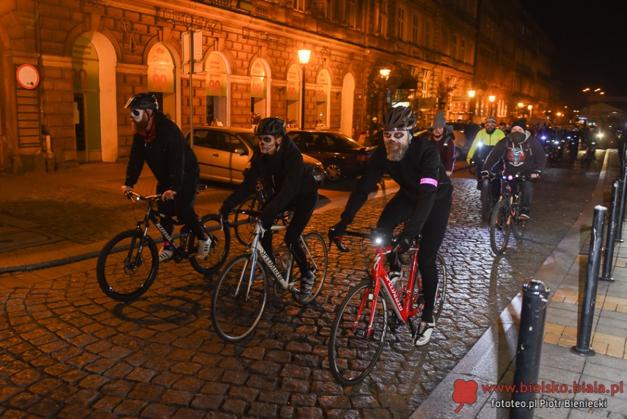 Korowód widm na rowerach na bielskich ulicach - foto