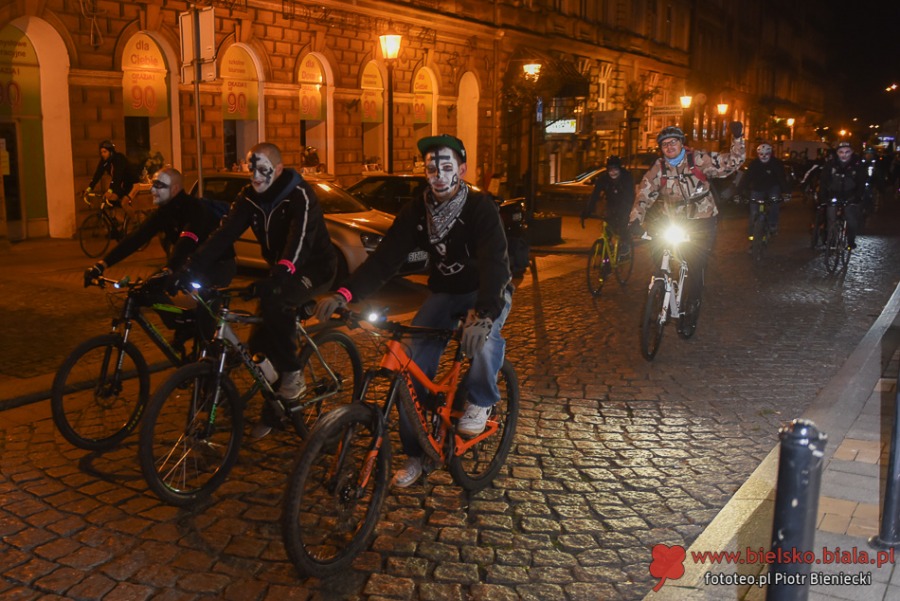 Korowód widm na rowerach na bielskich ulicach - foto