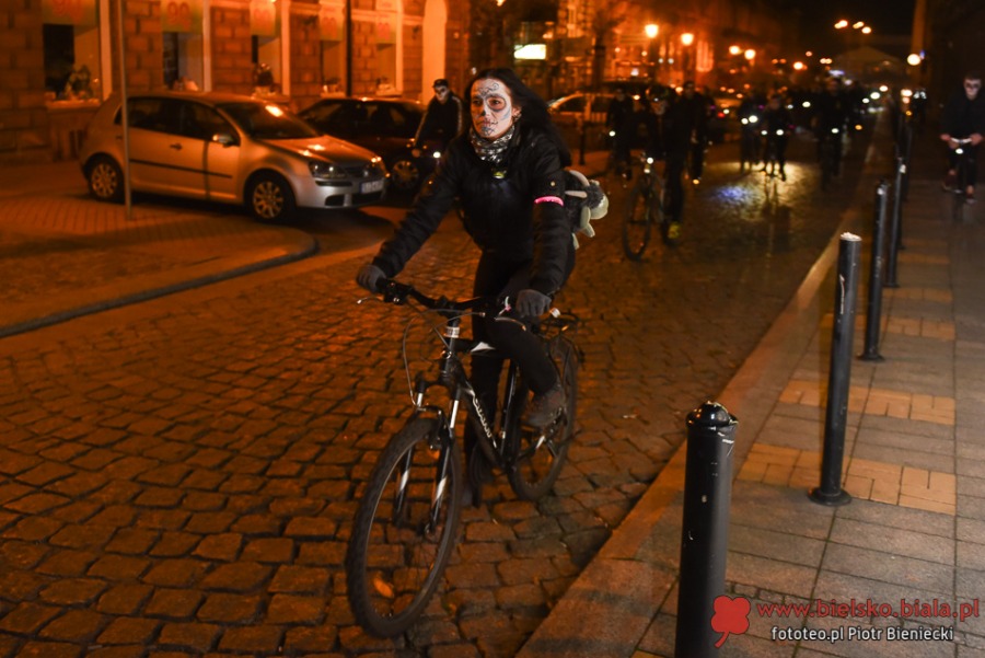 Korowód widm na rowerach na bielskich ulicach - foto