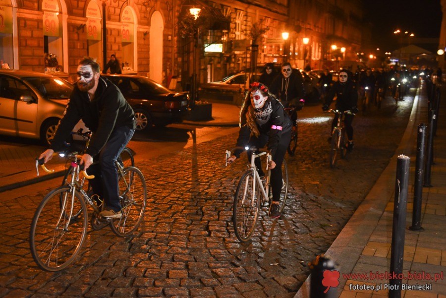 Korowód widm na rowerach na bielskich ulicach - foto