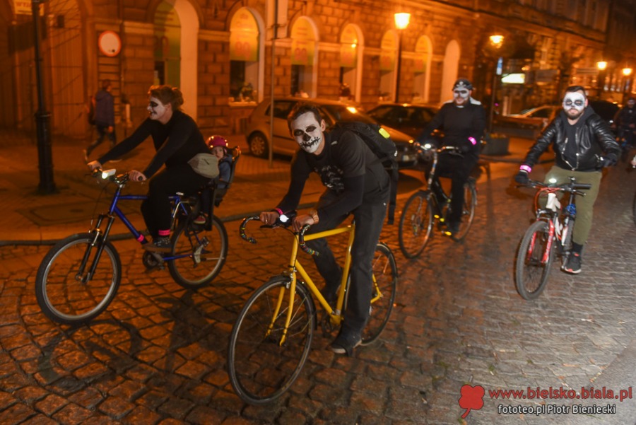 Korowód widm na rowerach na bielskich ulicach - foto