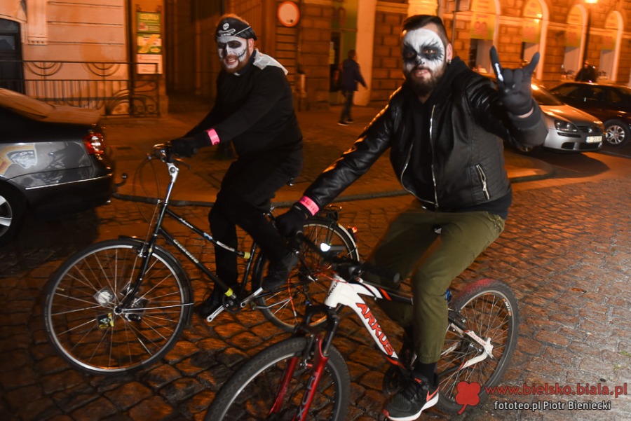 Korowód widm na rowerach na bielskich ulicach - foto