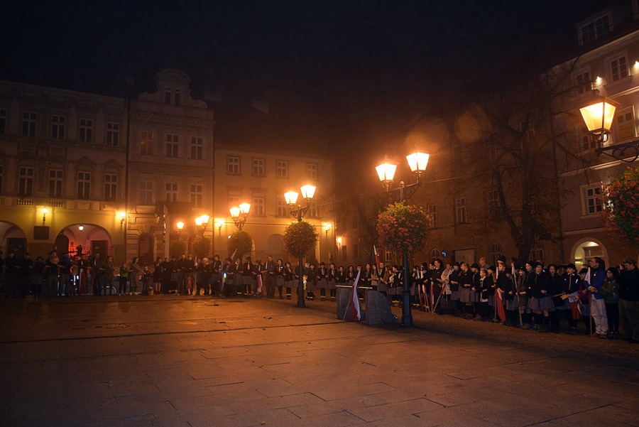 Widowiskowy apel na Rynku. Sto flag na stulecie niepodległości - foto