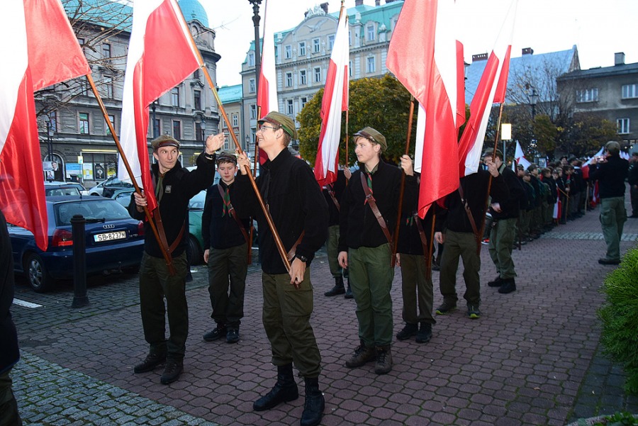 Widowiskowy apel na Rynku. Sto flag na stulecie niepodległości - foto