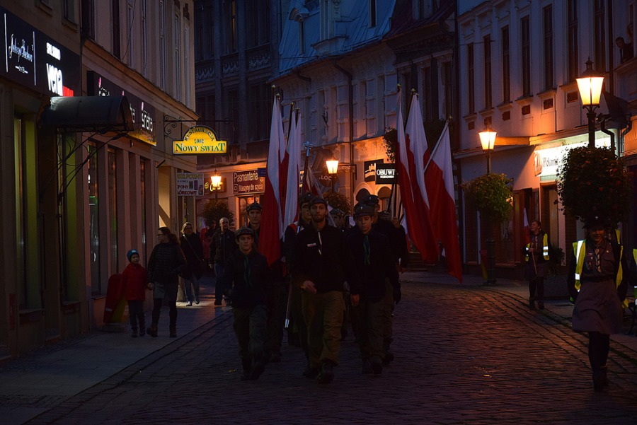 Widowiskowy apel na Rynku. Sto flag na stulecie niepodległości - foto