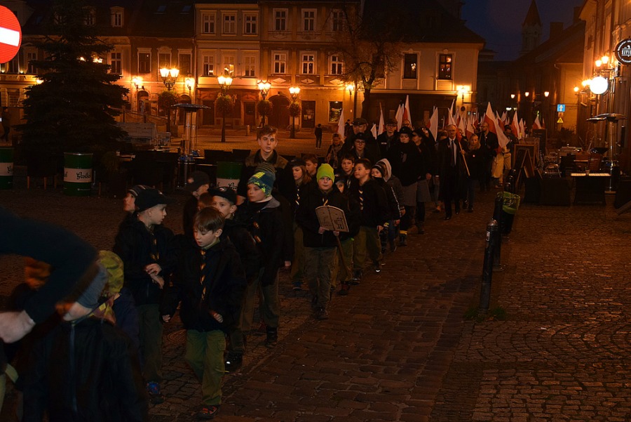 Widowiskowy apel na Rynku. Sto flag na stulecie niepodległości - foto