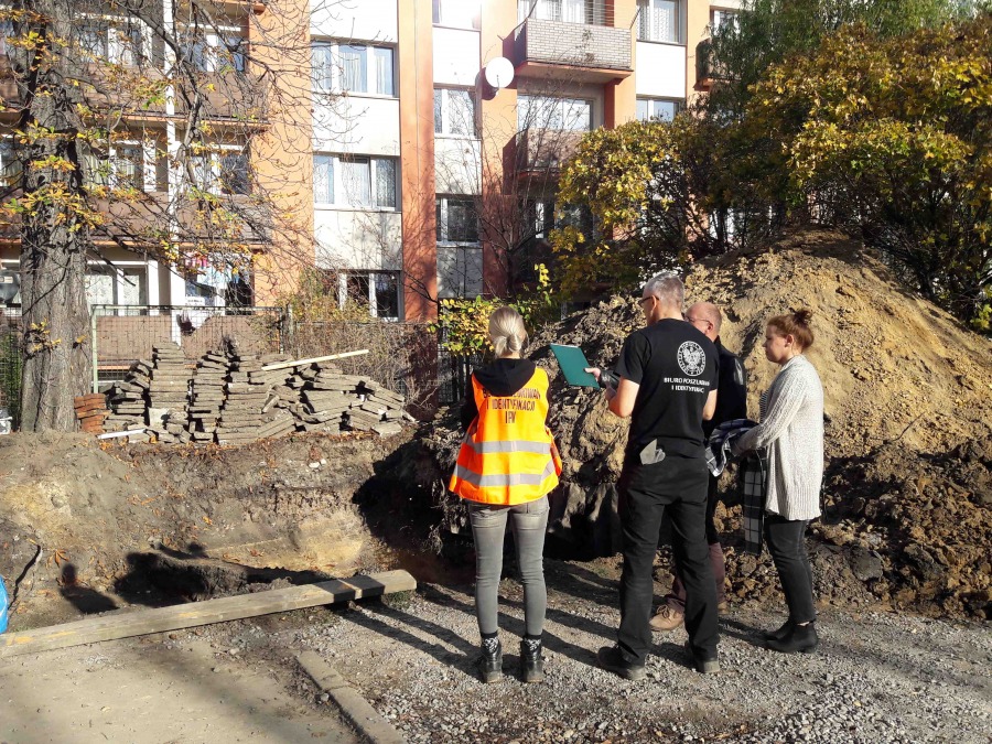 „Wykopaliska” przy Krasińskiego. Szukają szczątków ludzkich - foto