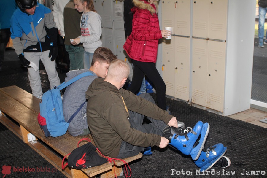 Nie trzeba mieć łyżew, aby pojeździć. Dziś ślizgawka za złotówkę! - foto