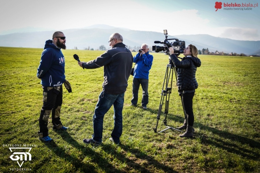 Dwie stacje telewizyjne na bielskim lotnisku. Wiatr pokrzyżował plany - foto i wideo