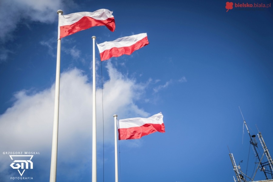 Dwie stacje telewizyjne na bielskim lotnisku. Wiatr pokrzyżował plany - foto i wideo