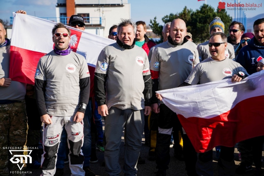 Dwie stacje telewizyjne na bielskim lotnisku. Wiatr pokrzyżował plany - foto i wideo