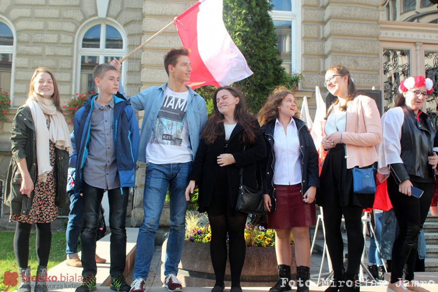 Setki bielszczan przed Ratuszem. Tak śpiewaliśmy hymn! - foto i wideo