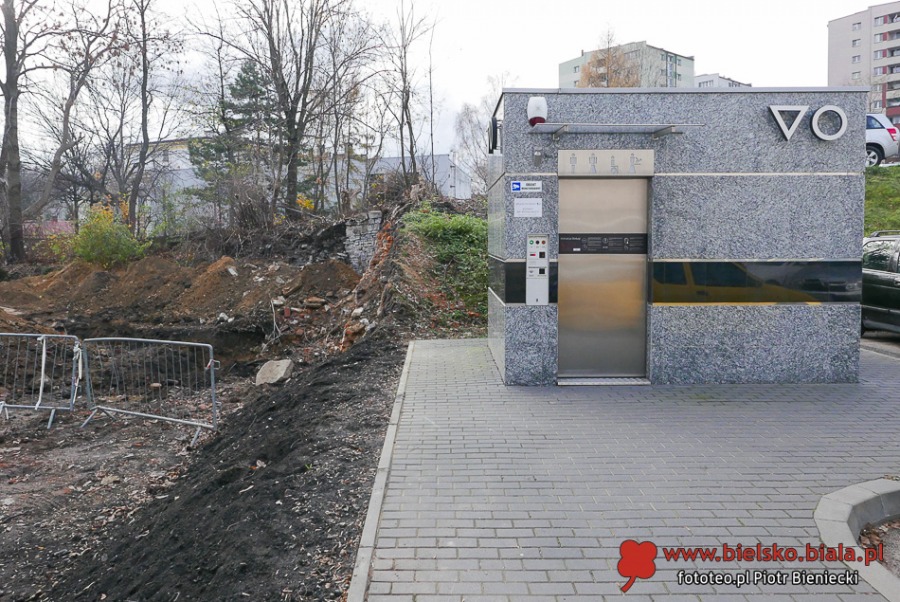 Trzeci świat na Cieszyńskiej. Tylko szalet trzyma fason