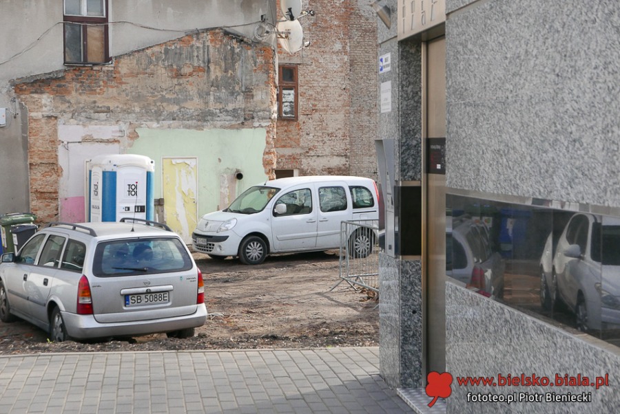 Trzeci świat na Cieszyńskiej. Tylko szalet trzyma fason