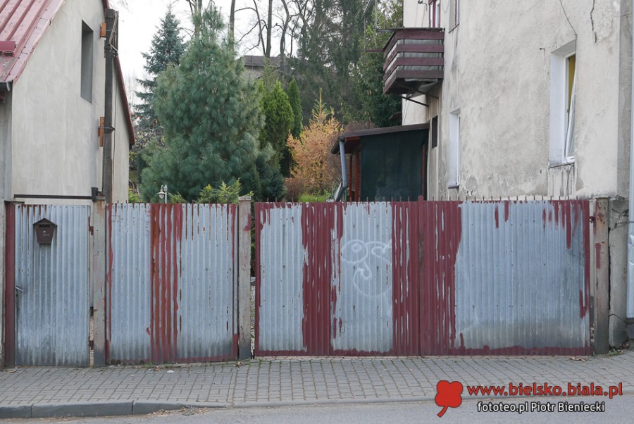 Trzeci świat na Cieszyńskiej. Tylko szalet trzyma fason