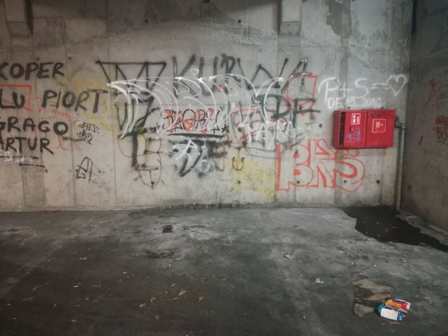 Noclegownia na parkingu. Brud i smród obok BCK