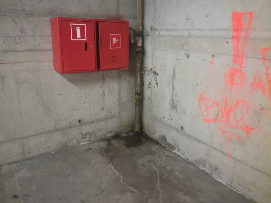 Noclegownia na parkingu. Brud i smród obok BCK