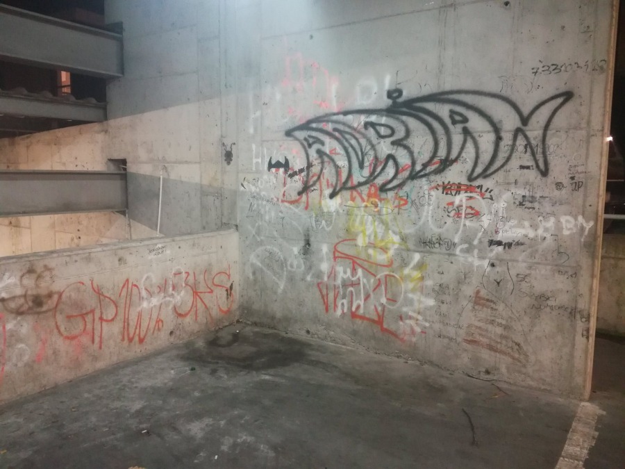 Noclegownia na parkingu. Brud i smród obok BCK