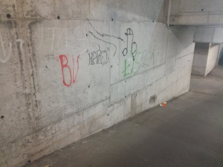 Noclegownia na parkingu. Brud i smród obok BCK