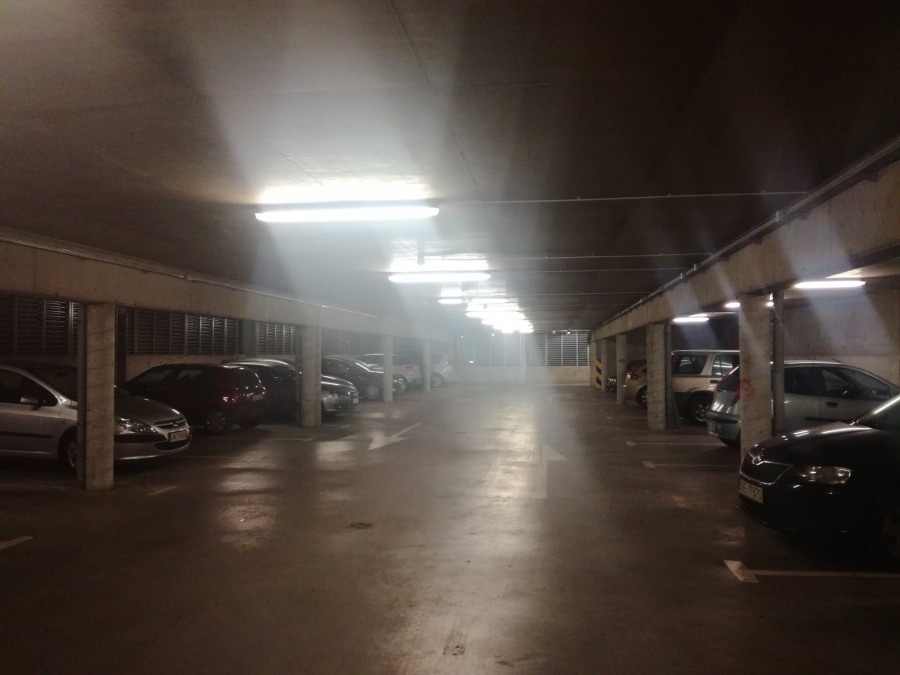 Noclegownia na parkingu. Brud i smród obok BCK
