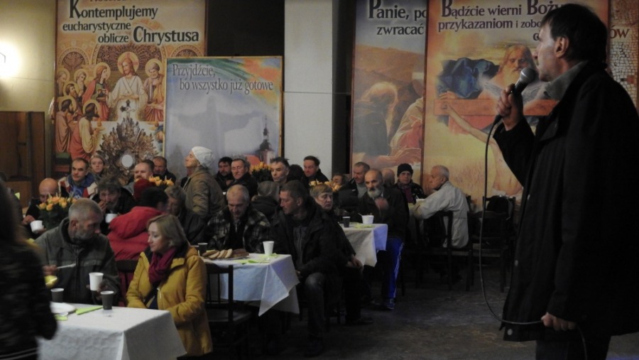 Posiłek dla 200 osób w podziemiach. Wszyscy jesteśmy biedakami - foto