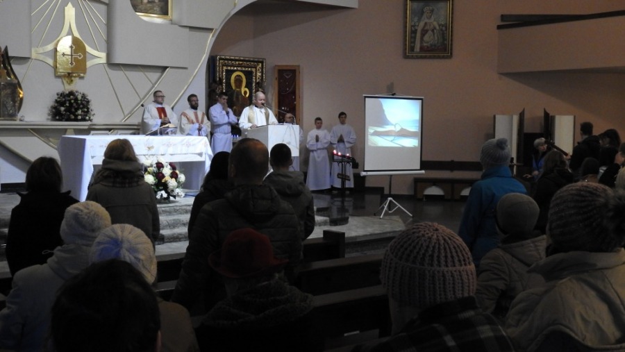 Posiłek dla 200 osób w podziemiach. Wszyscy jesteśmy biedakami - foto