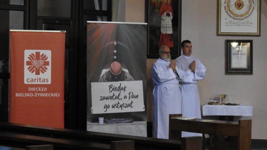 Posiłek dla 200 osób w podziemiach. Wszyscy jesteśmy biedakami - foto