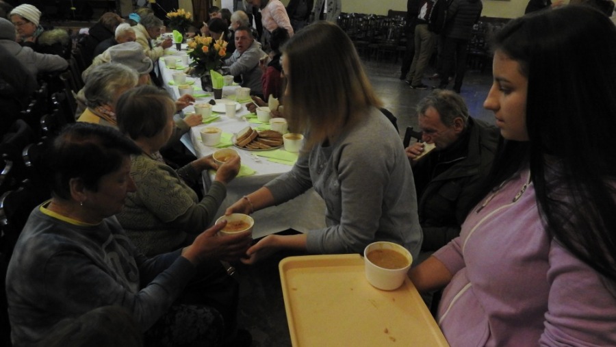 Posiłek dla 200 osób w podziemiach. Wszyscy jesteśmy biedakami - foto