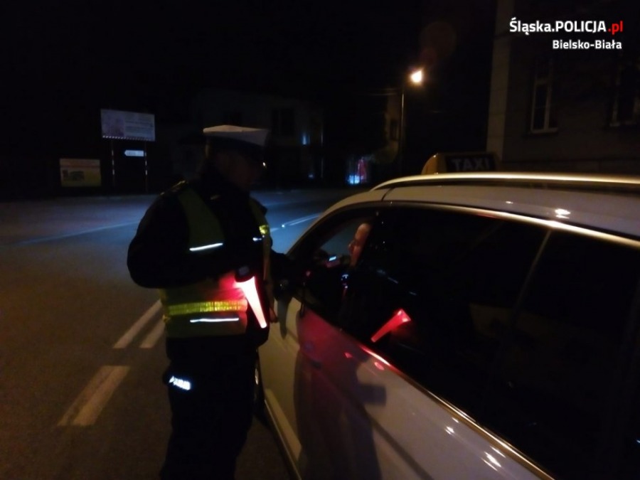 Nocna akcja policji w pobliżu lokali rozrywkowych. Są zatrzymani - foto