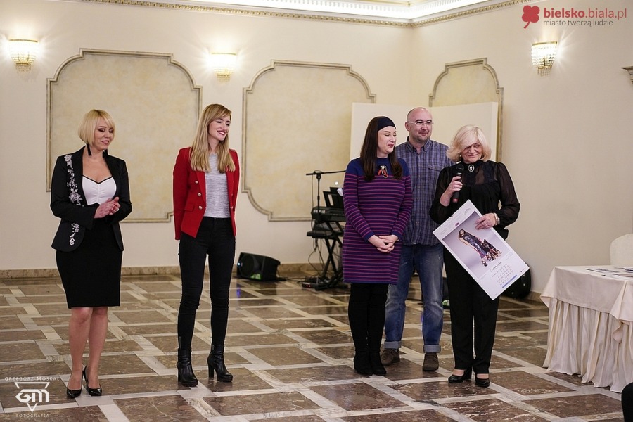 Śliczne panie z przyjaciółmi. Wygrał lipiec z koniem, kozą i kotkiem