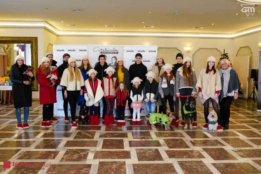 Takiej promocji jeszcze nie było. Modelki z pieskami w zimowych ubrankach! - foto