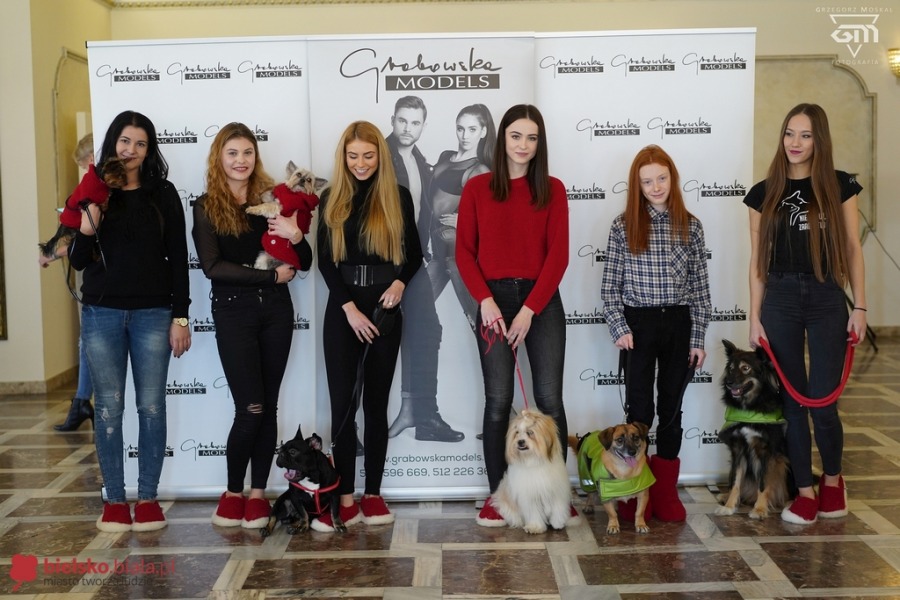 Takiej promocji jeszcze nie było. Modelki z pieskami w zimowych ubrankach! - foto