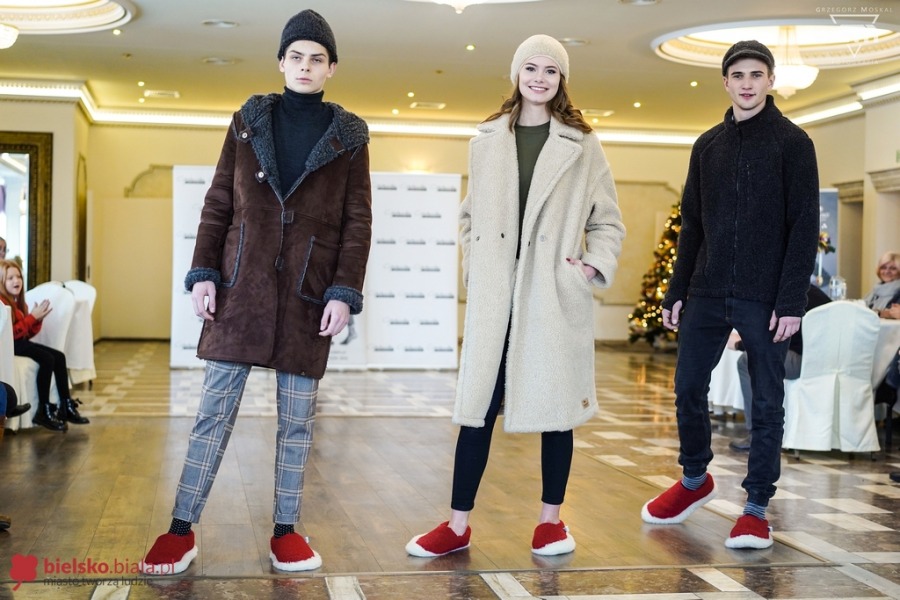 Takiej promocji jeszcze nie było. Modelki z pieskami w zimowych ubrankach! - foto