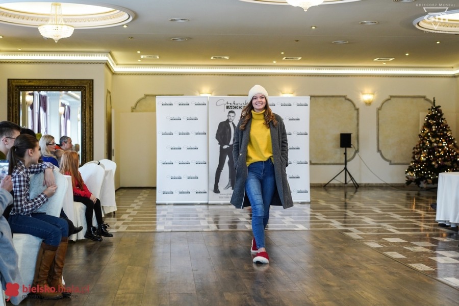 Takiej promocji jeszcze nie było. Modelki z pieskami w zimowych ubrankach! - foto