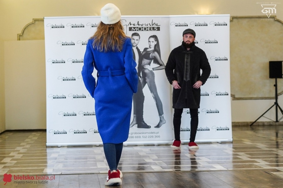 Takiej promocji jeszcze nie było. Modelki z pieskami w zimowych ubrankach! - foto