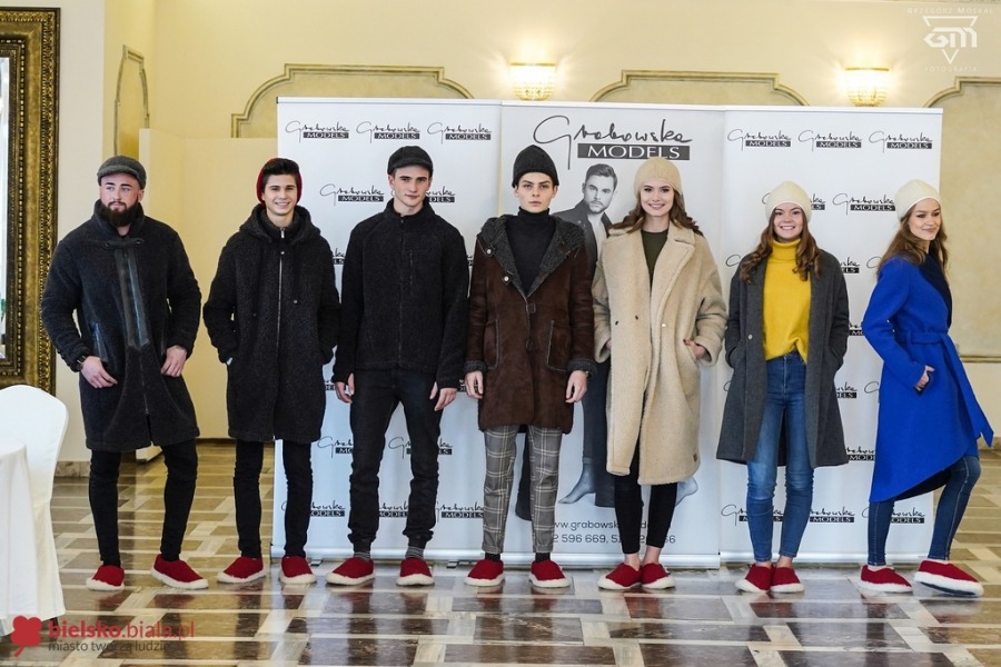 Takiej promocji jeszcze nie było. Modelki z pieskami w zimowych ubrankach! - foto