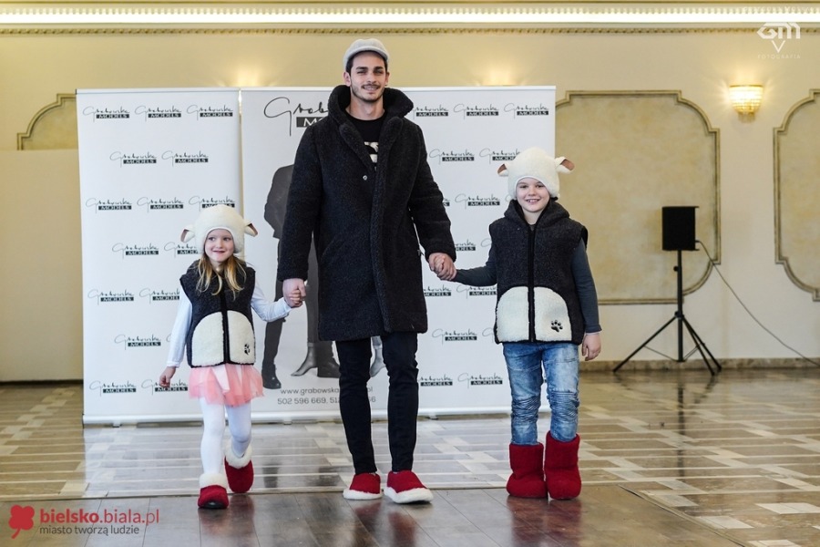 Takiej promocji jeszcze nie było. Modelki z pieskami w zimowych ubrankach! - foto