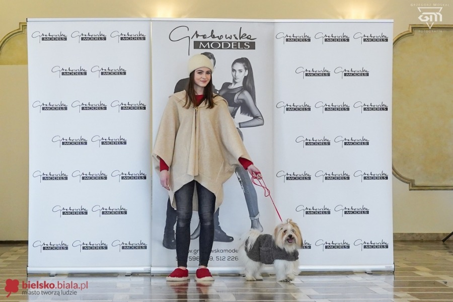 Takiej promocji jeszcze nie było. Modelki z pieskami w zimowych ubrankach! - foto