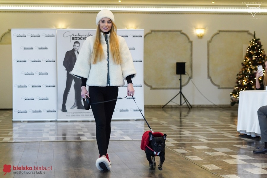 Takiej promocji jeszcze nie było. Modelki z pieskami w zimowych ubrankach! - foto
