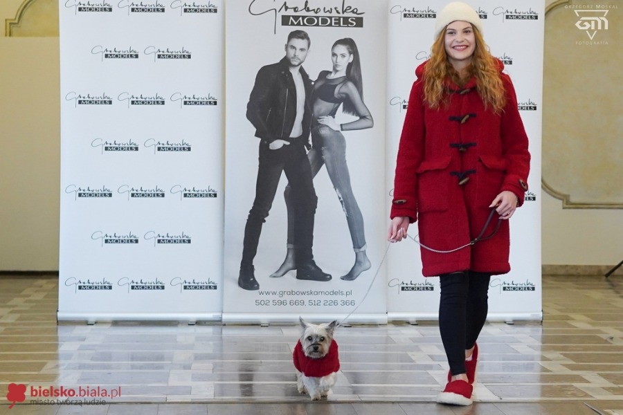 Takiej promocji jeszcze nie było. Modelki z pieskami w zimowych ubrankach! - foto