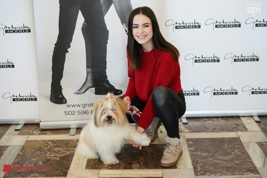 Takiej promocji jeszcze nie było. Modelki z pieskami w zimowych ubrankach! - foto