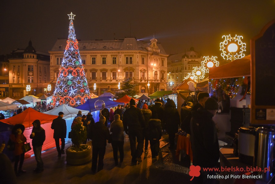 Wielkie tłumy na starówce. Zakopower śpiewa kolędy ZDJĘCIA