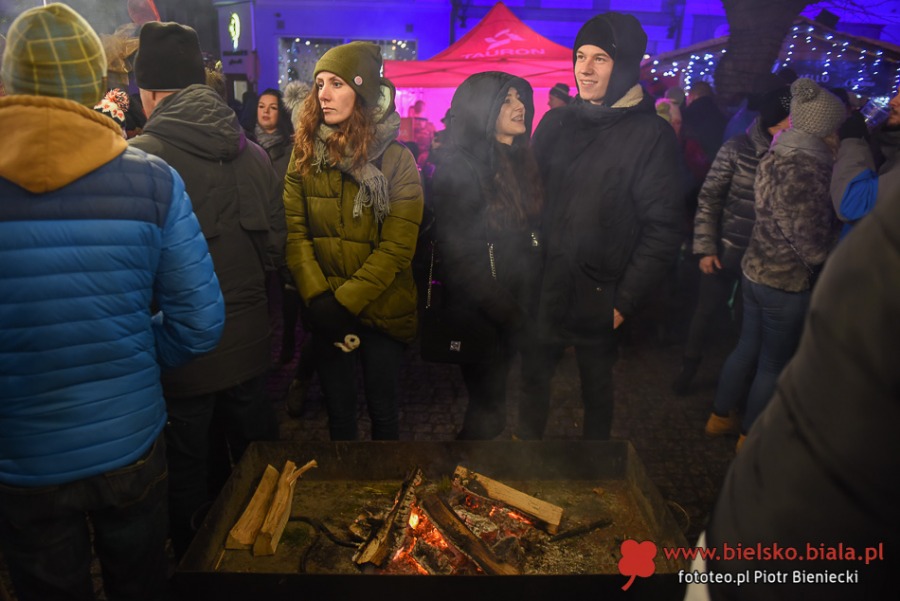 Wielkie tłumy na starówce. Zakopower śpiewa kolędy ZDJĘCIA