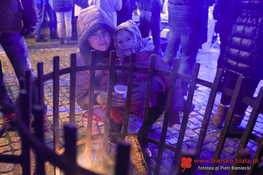 Wielkie tłumy na starówce. Zakopower śpiewa kolędy ZDJĘCIA