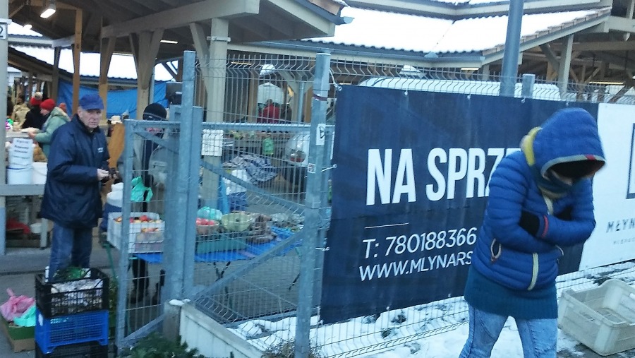 Wczesny ranek, targ na Lompy. Trzeba mieć zdrowie, żeby tak stać