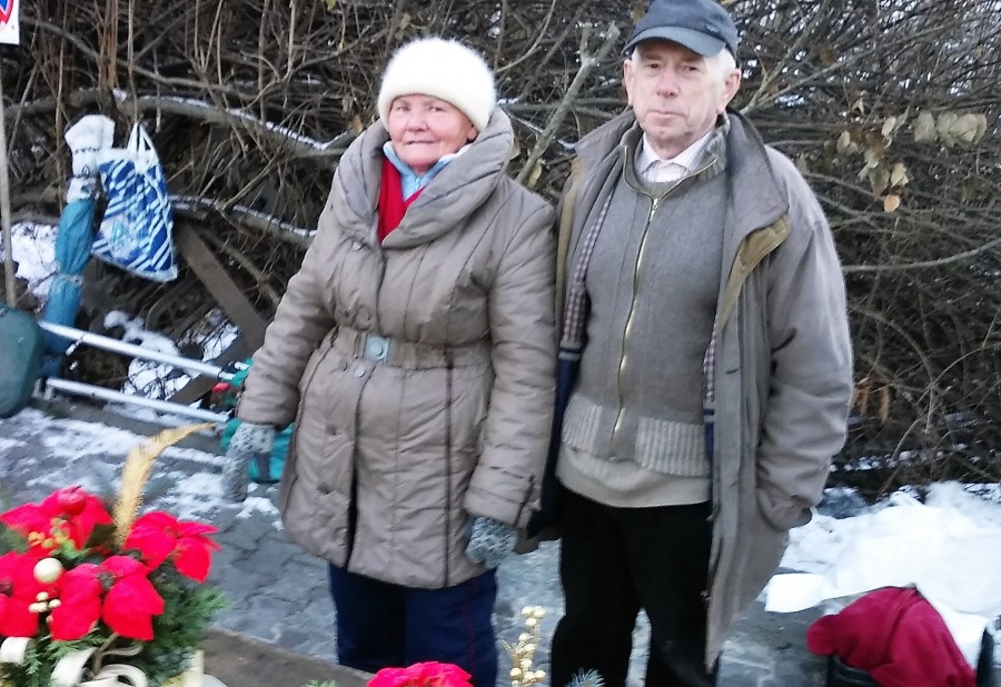 Wczesny ranek, targ na Lompy. Trzeba mieć zdrowie, żeby tak stać
