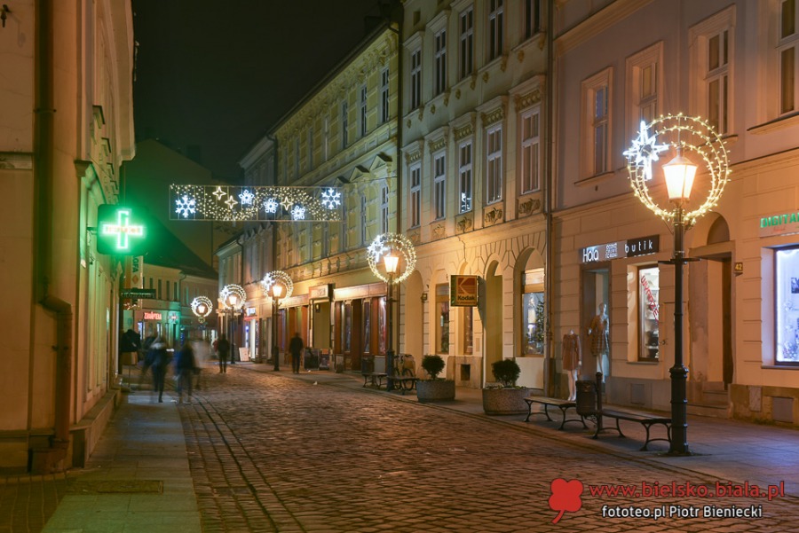 Miasto pięknieje po zmierzchu. Magia świątecznych iluminacji