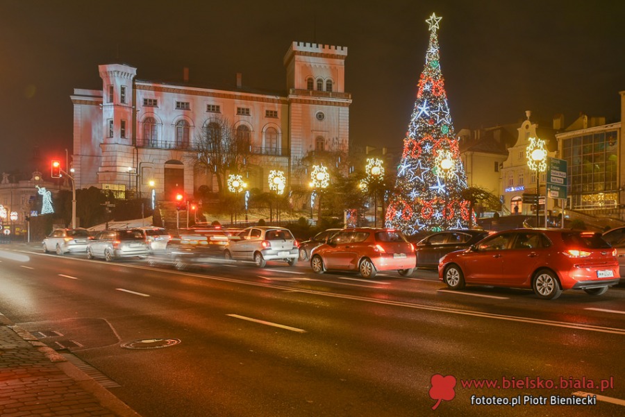Miasto pięknieje po zmierzchu. Magia świątecznych iluminacji