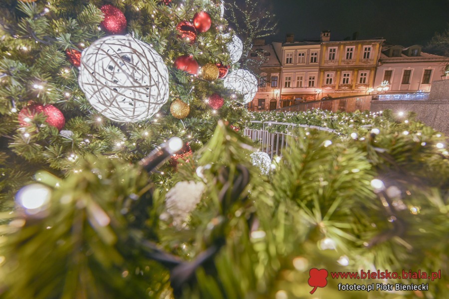 Miasto pięknieje po zmierzchu. Magia świątecznych iluminacji