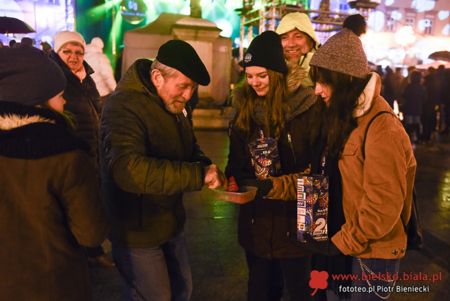 Tak grała WOŚP w Bielsku-Białej. Pokaz świateł na Rynku - ZDJĘCIA